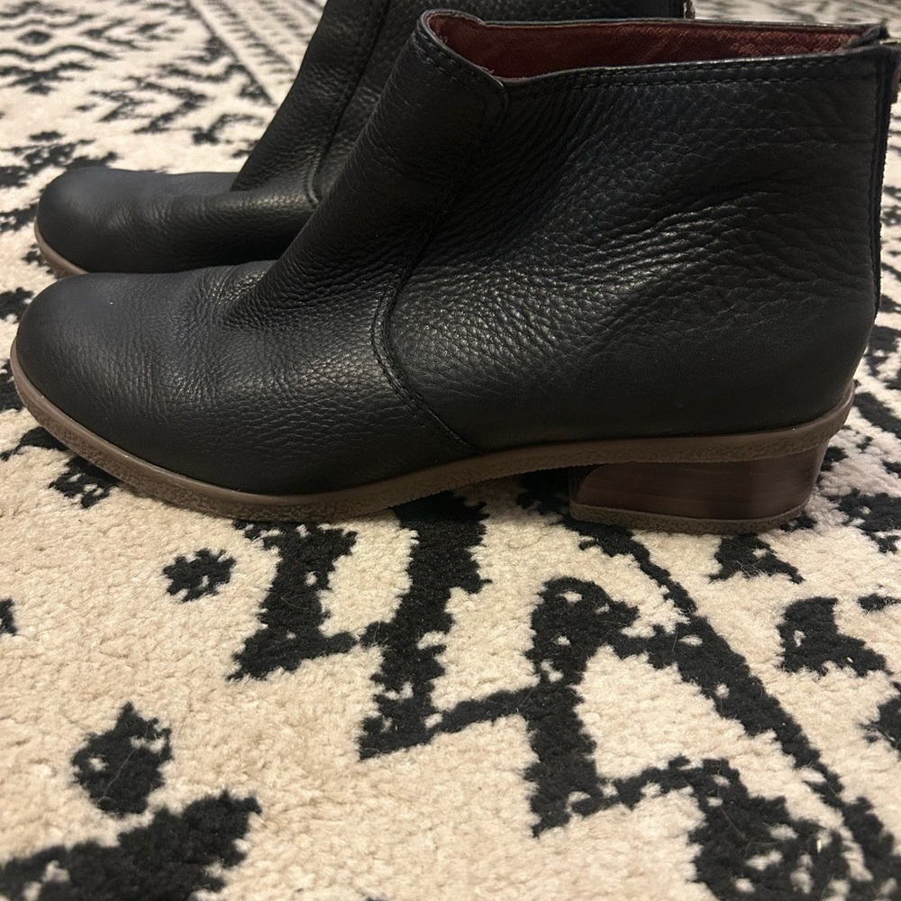 Dansko Boots Women’s 10-10.5 Size 41. Black Leather Ankle Boots Zip
